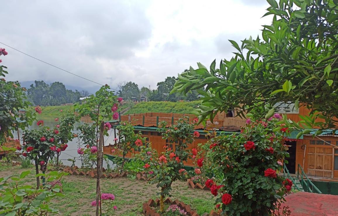 Houseboat Karima Palace Srīnagar 外观 照片