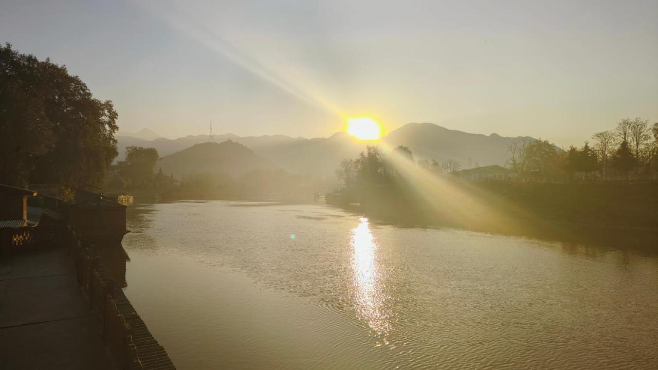Houseboat Karima Palace Srīnagar 外观 照片