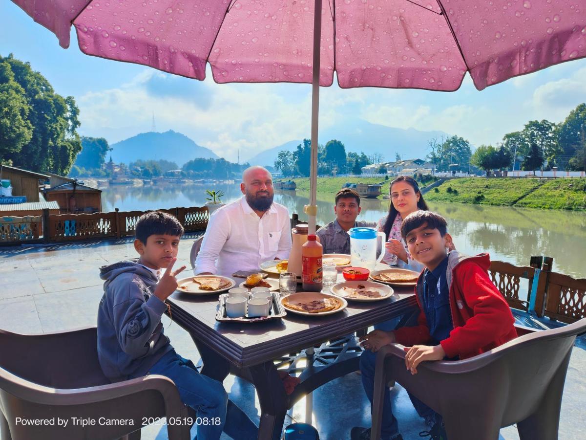 Houseboat Karima Palace Srīnagar 外观 照片
