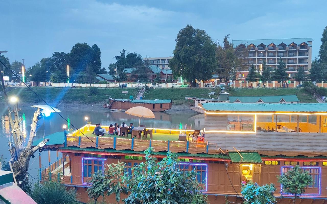 Houseboat Karima Palace Srīnagar 外观 照片