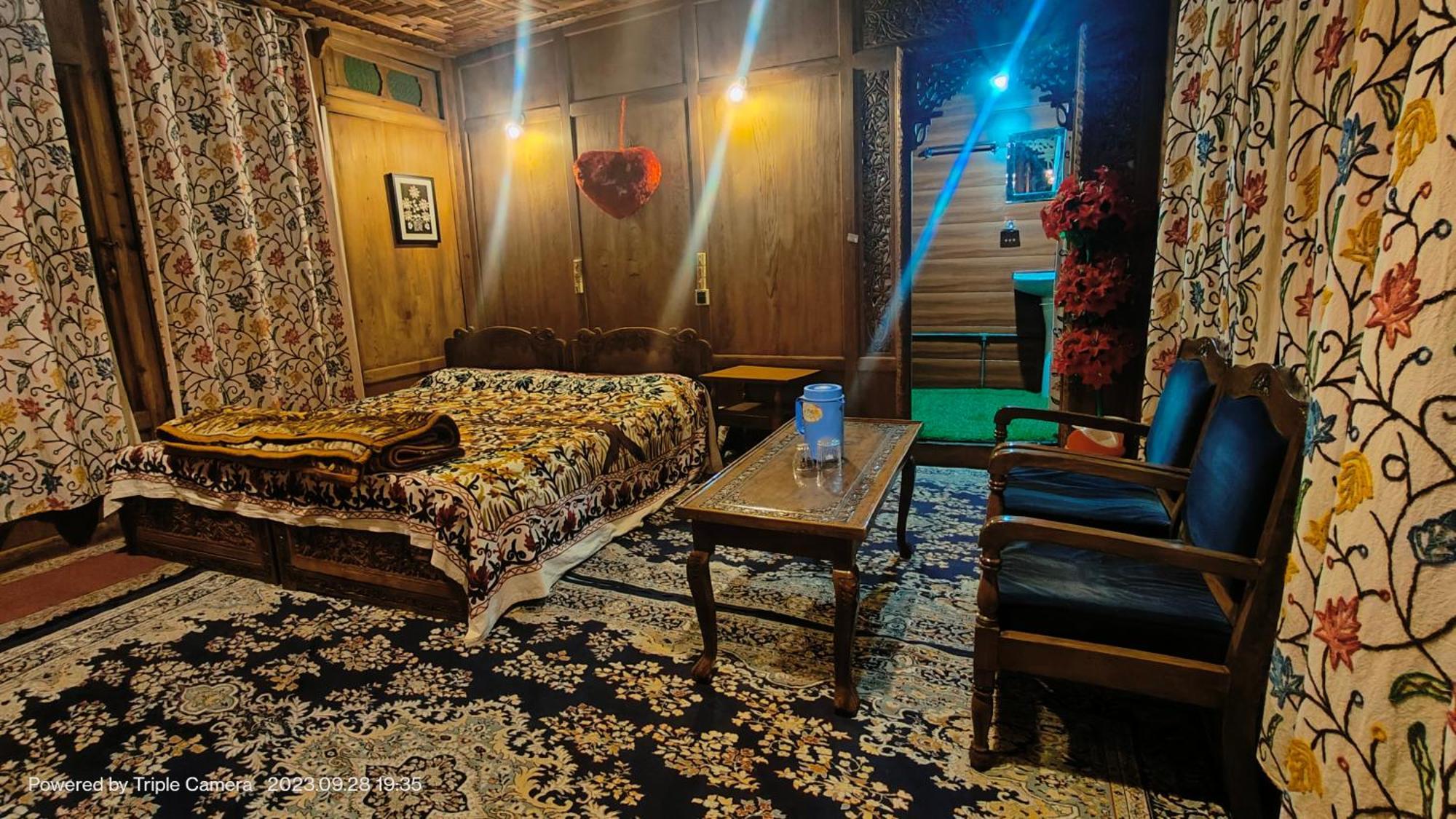 Houseboat Karima Palace Srīnagar 外观 照片