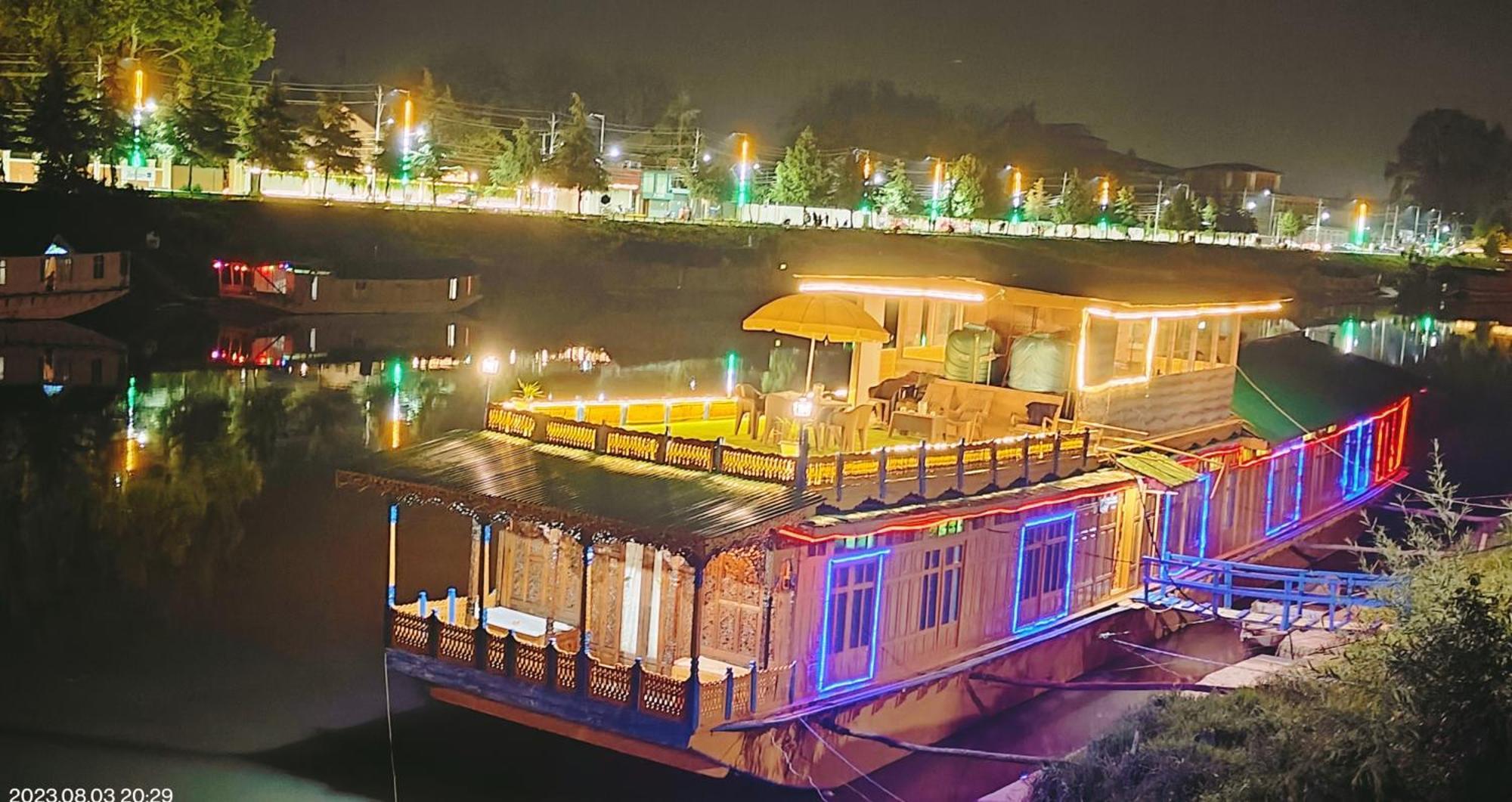 Houseboat Karima Palace Srīnagar 外观 照片