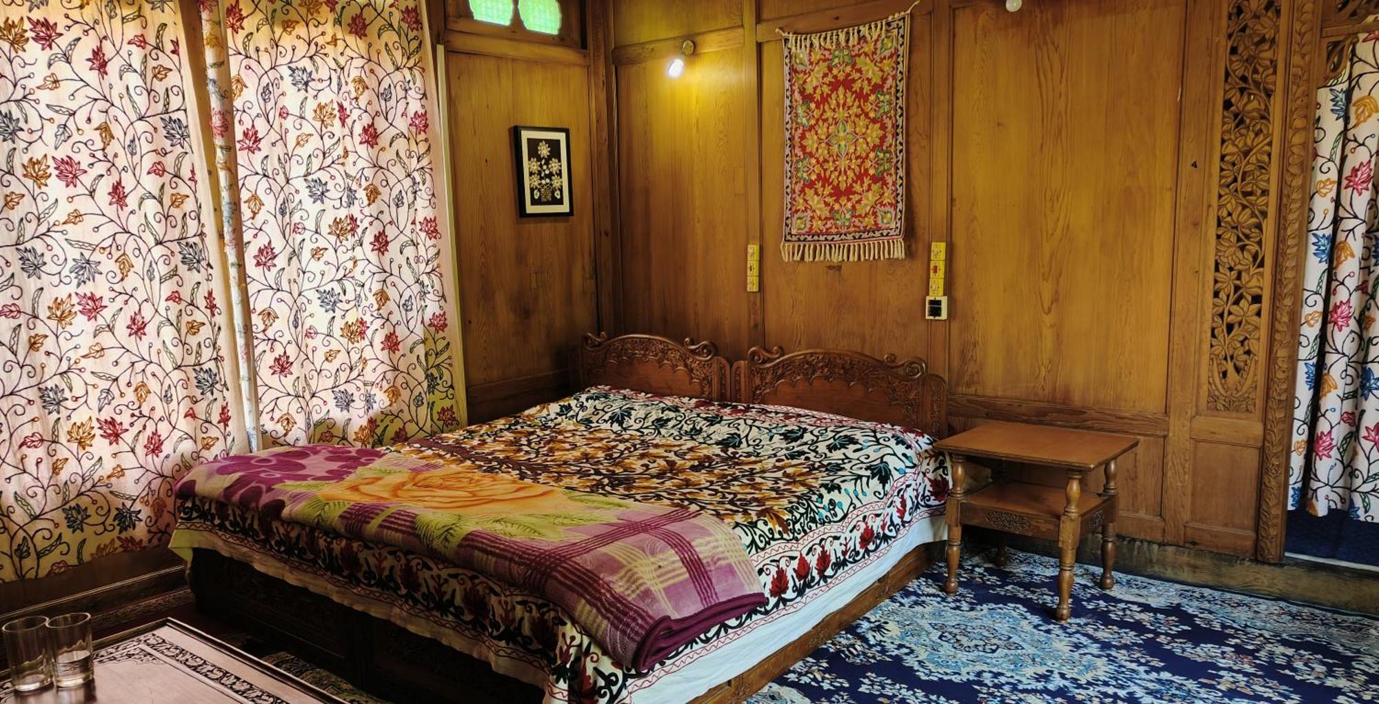 Houseboat Karima Palace Srīnagar 外观 照片