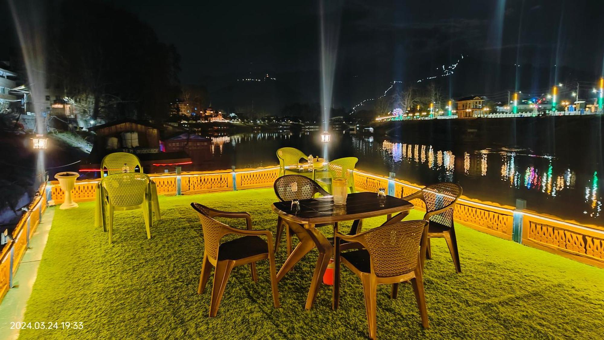 Houseboat Karima Palace Srīnagar 外观 照片