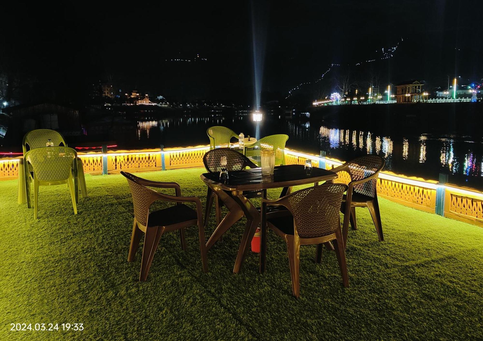 Houseboat Karima Palace Srīnagar 外观 照片