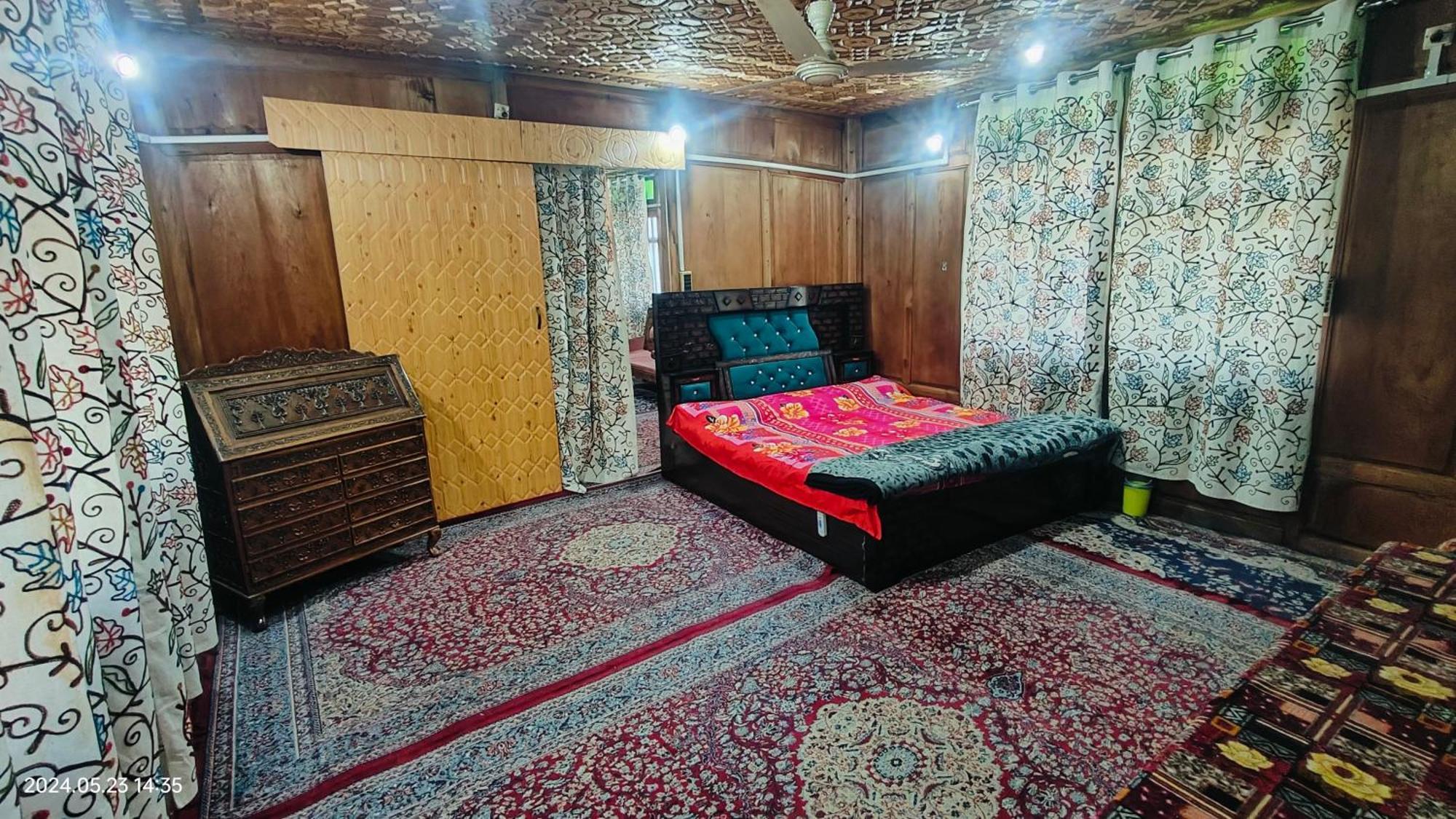 Houseboat Karima Palace Srīnagar 外观 照片