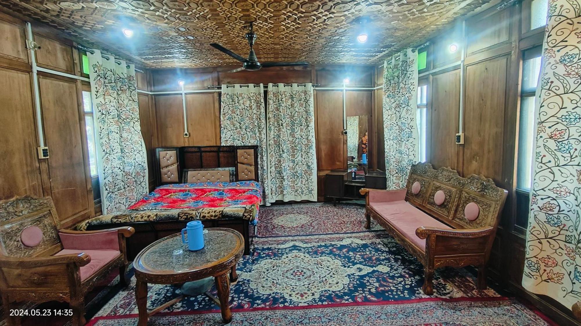 Houseboat Karima Palace Srīnagar 外观 照片