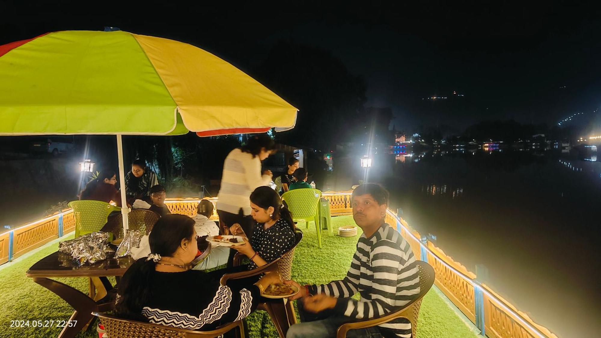 Houseboat Karima Palace Srīnagar 外观 照片