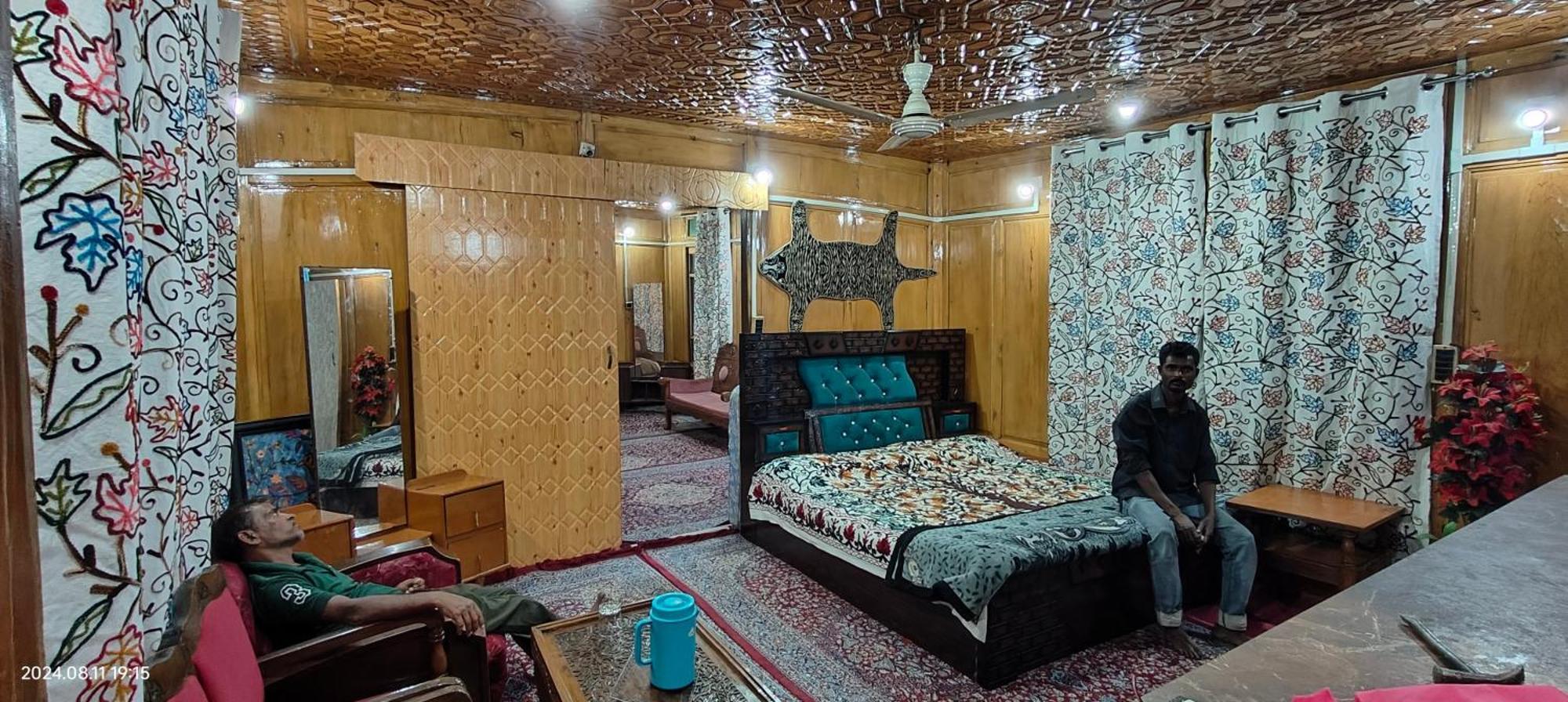 Houseboat Karima Palace Srīnagar 外观 照片