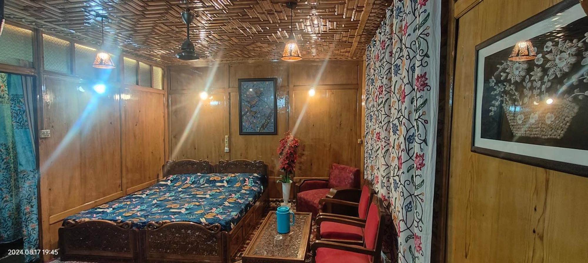 Houseboat Karima Palace Srīnagar 外观 照片