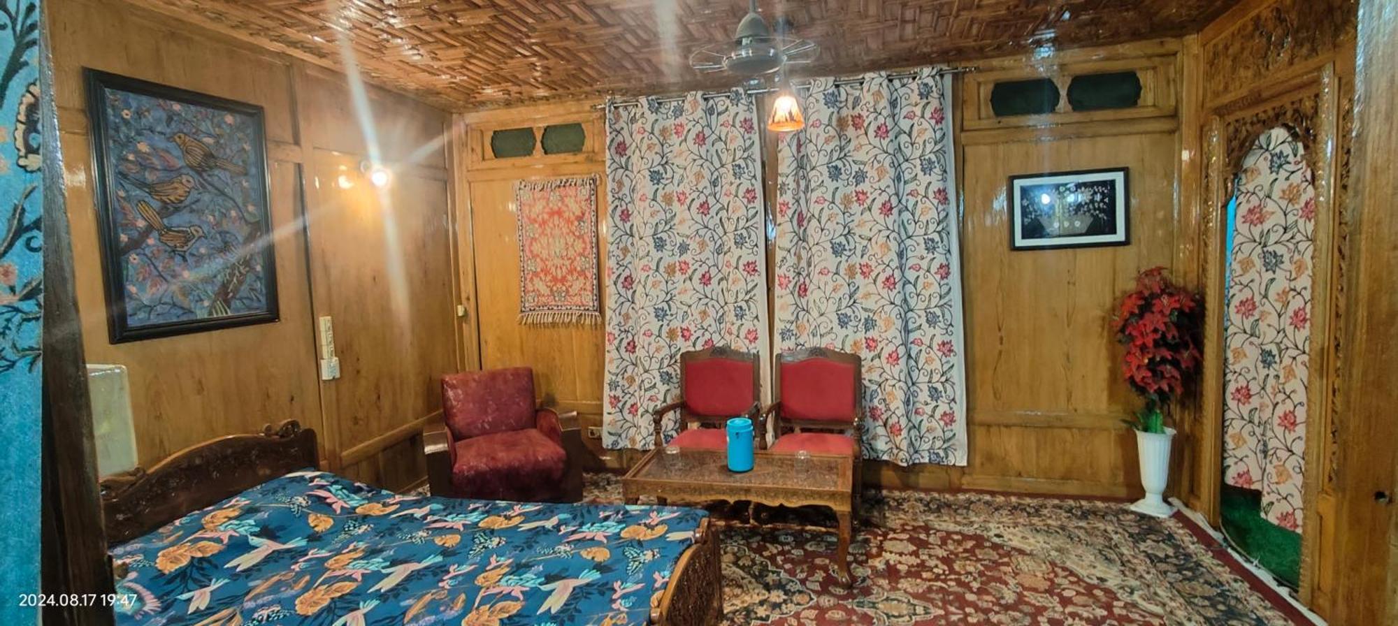 Houseboat Karima Palace Srīnagar 外观 照片