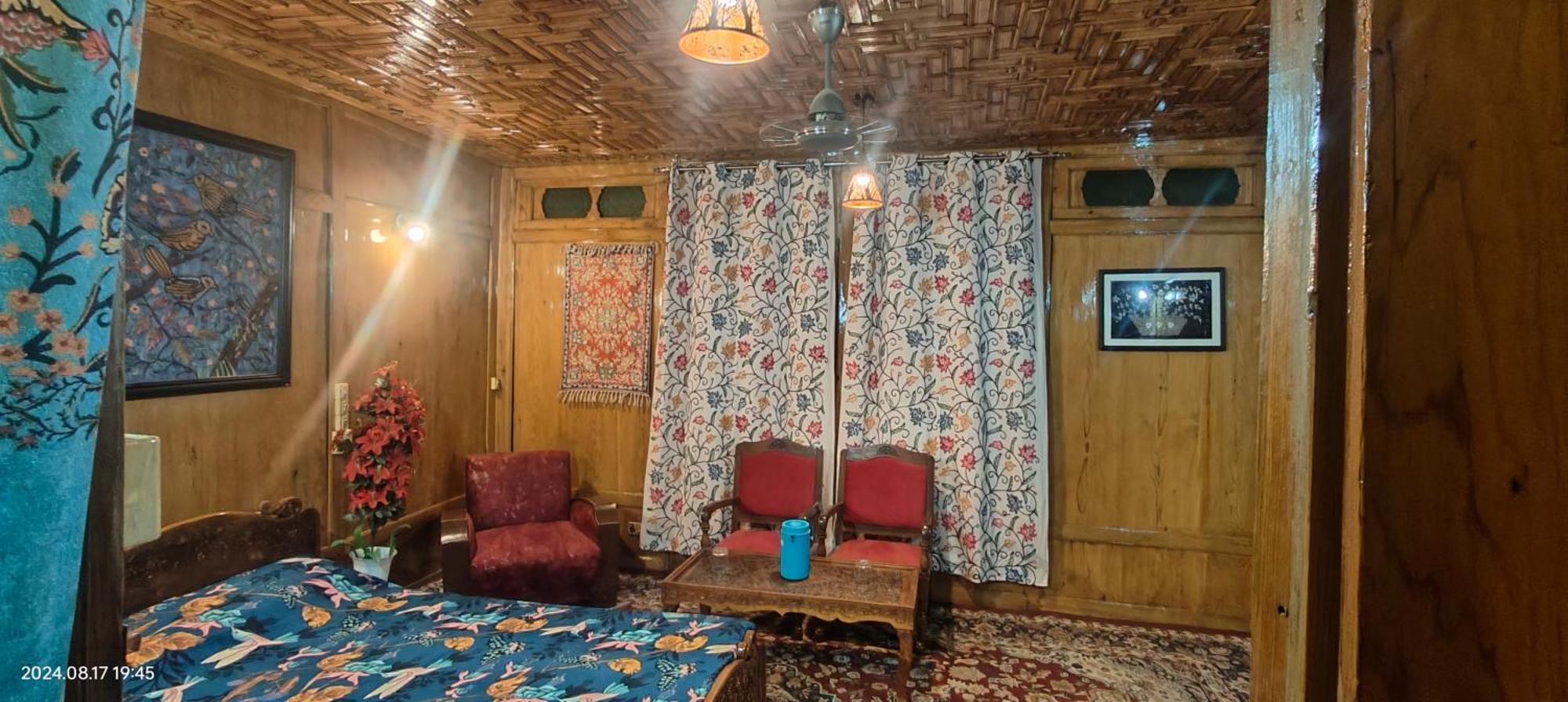 Houseboat Karima Palace Srīnagar 外观 照片